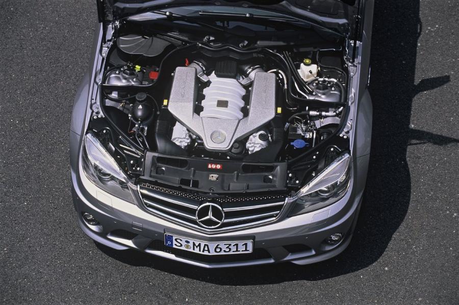  Mercedes-Benz C63 AMG 2008 года  (фото 13 из 26)